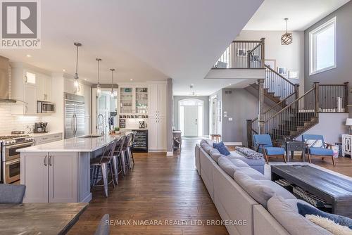 8665 Glavcic Drive, Niagara Falls (219 - Forestview), ON - Indoor Photo Showing Kitchen With Upgraded Kitchen