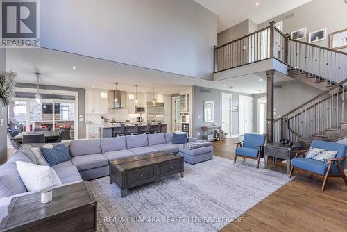 8665 Glavcic Drive, Niagara Falls (219 - Forestview), ON - Indoor Photo Showing Living Room