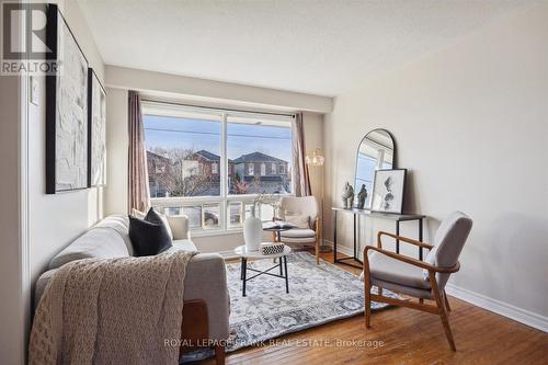 348 Pine Avenue, Oshawa (Vanier), ON - Indoor Photo Showing Living Room