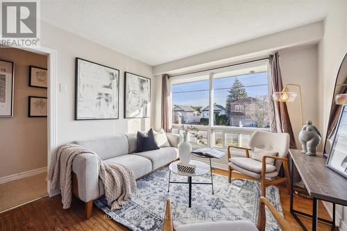 348 Pine Avenue, Oshawa (Vanier), ON - Indoor Photo Showing Living Room