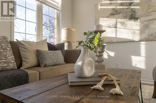 87 Sprucedale Way, Whitby (Pringle Creek), ON - Indoor Photo Showing Living Room