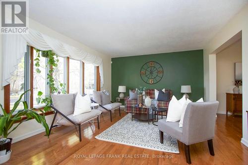 1100 Old Pye Court, Oshawa (Centennial), ON - Indoor Photo Showing Living Room