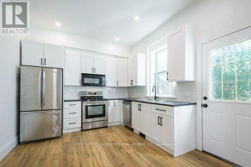 31 Bettes Street, Belleville, ON - Indoor Photo Showing Kitchen With Upgraded Kitchen