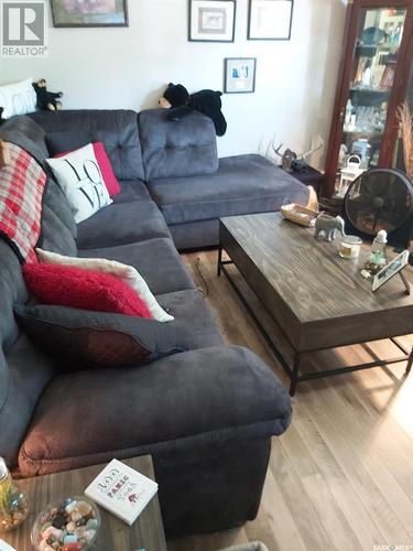 820 Park Avenue, Weyburn, SK - Indoor Photo Showing Living Room