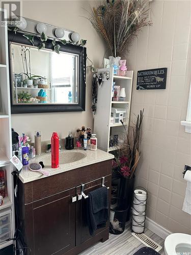 820 Park Avenue, Weyburn, SK - Indoor Photo Showing Bathroom