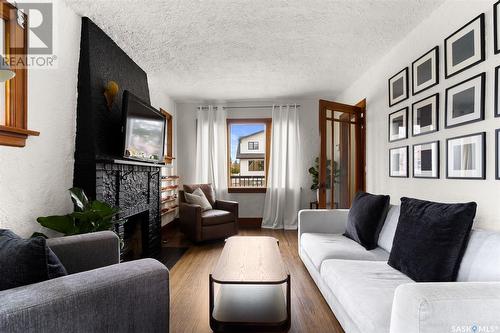 2200 Queen Street, Regina, SK - Indoor Photo Showing Living Room