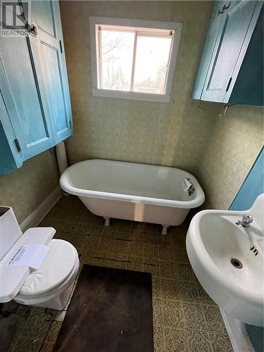 2 Parkinson, Falconbridge, ON - Indoor Photo Showing Bathroom