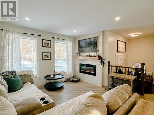 152 Fellers Avenue, Tumbler Ridge, BC - Indoor Photo Showing Living Room With Fireplace