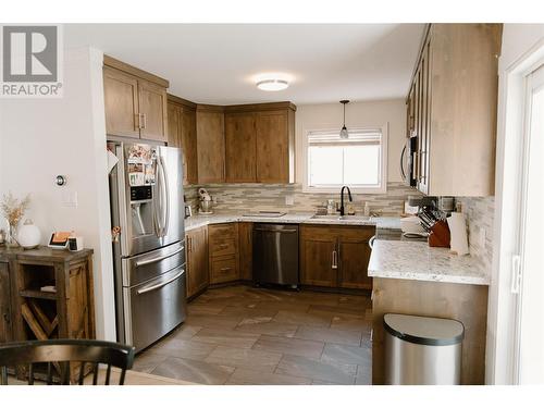 152 Fellers Avenue, Tumbler Ridge, BC - Indoor Photo Showing Kitchen