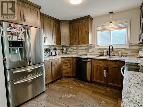 152 Fellers Avenue, Tumbler Ridge, BC - Indoor Photo Showing Kitchen