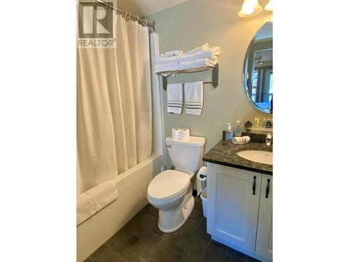 2070 Summit Drive Unit# 404, Panorama, BC - Indoor Photo Showing Bathroom