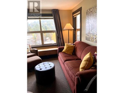 2070 Summit Drive Unit# 404, Panorama, BC - Indoor Photo Showing Living Room