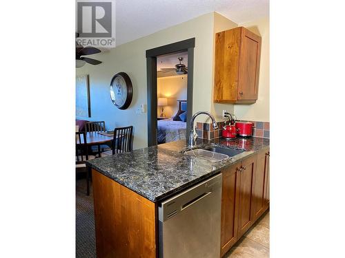 2070 Summit Drive Unit# 404, Panorama, BC - Indoor Photo Showing Kitchen