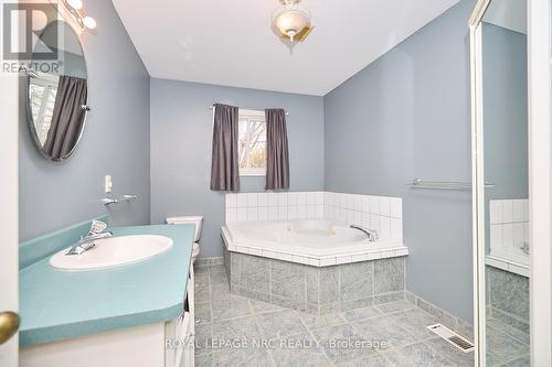 296A Pelham Road, St. Catharines (462 - Rykert/Vansickle), ON - Indoor Photo Showing Bathroom