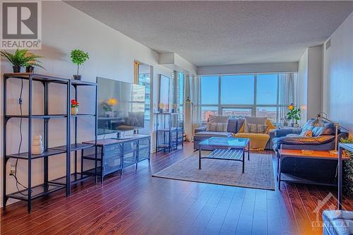 1510 Riverside Drive Unit#2003, Ottawa, ON - Indoor Photo Showing Living Room