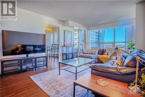 1510 Riverside Drive Unit#2003, Ottawa, ON - Indoor Photo Showing Living Room