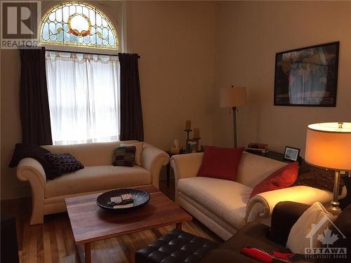 371 Lyon Street N, Ottawa, ON - Indoor Photo Showing Living Room