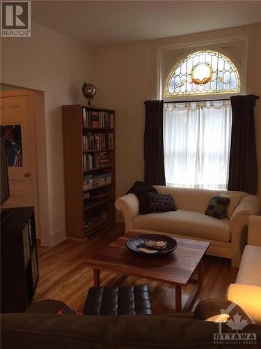 371 Lyon Street N, Ottawa, ON - Indoor Photo Showing Living Room