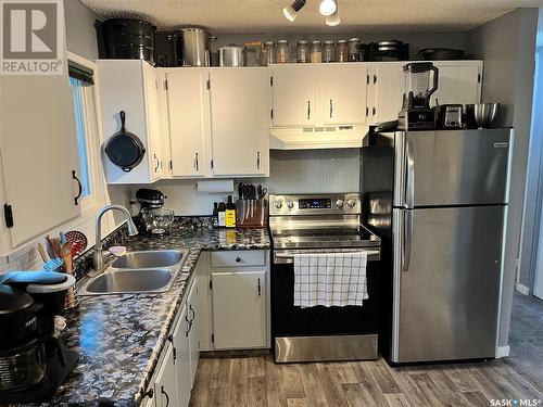 430 Lenore Drive, Saskatoon, SK - Indoor Photo Showing Kitchen With Double Sink