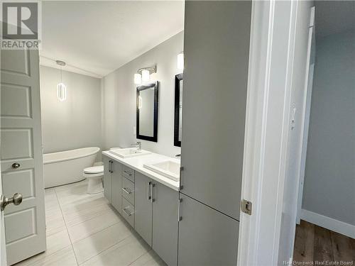 182 Melanie Street, Dieppe, NB - Indoor Photo Showing Bathroom