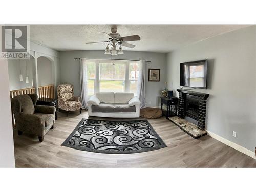 4683 Birch Lane, Barriere, BC - Indoor Photo Showing Living Room