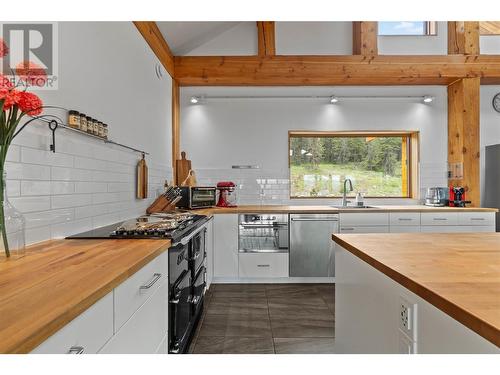 4519 June Springs Road, Kelowna, BC - Indoor Photo Showing Kitchen