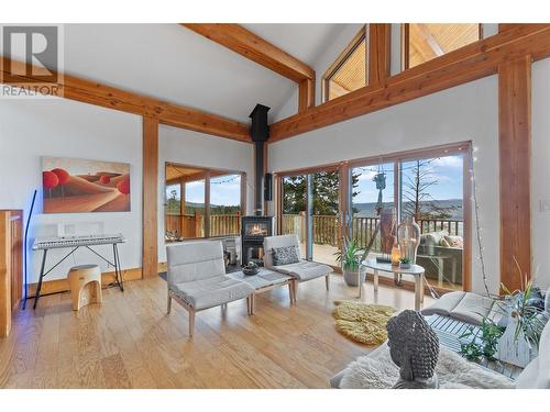 4519 June Springs Road, Kelowna, BC - Indoor Photo Showing Living Room