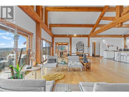 4519 June Springs Road, Kelowna, BC - Indoor Photo Showing Living Room