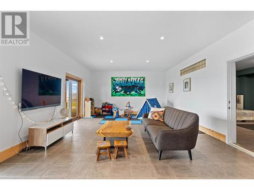 Lwr level family rm - 4519 June Springs Road, Kelowna, BC - Indoor Photo Showing Living Room