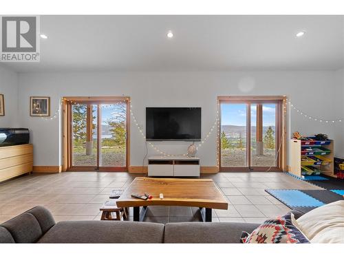 4519 June Springs Road, Kelowna, BC - Indoor Photo Showing Living Room