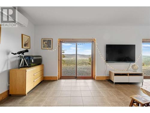 4519 June Springs Road, Kelowna, BC - Indoor Photo Showing Living Room