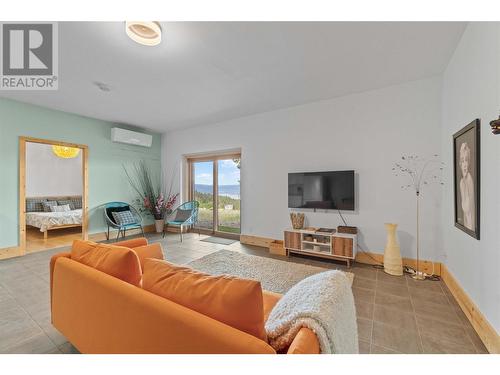 Lwr level suite - 4519 June Springs Road, Kelowna, BC - Indoor Photo Showing Living Room