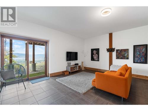 4519 June Springs Road, Kelowna, BC - Indoor Photo Showing Living Room