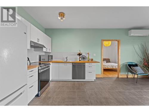 4519 June Springs Road, Kelowna, BC - Indoor Photo Showing Kitchen