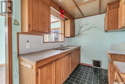 1525 Kilburn Avenue, Saskatoon, SK - Indoor Photo Showing Kitchen With Double Sink