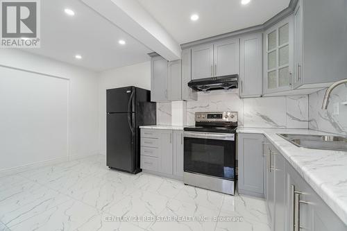 95 Glenmore Crescent, Brampton, ON - Indoor Photo Showing Kitchen