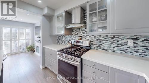 23 Melissa Court, Brampton, ON - Indoor Photo Showing Kitchen With Upgraded Kitchen