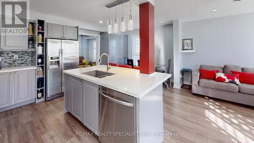 23 Melissa Court, Brampton, ON - Indoor Photo Showing Kitchen With Upgraded Kitchen