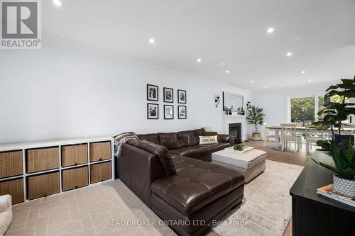 2384 Cummins Lane, Burlington, ON - Indoor Photo Showing Living Room