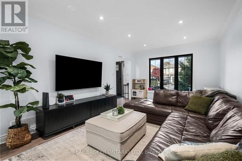 2384 Cummins Lane, Burlington, ON - Indoor Photo Showing Living Room