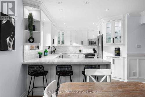 2384 Cummins Lane, Burlington, ON - Indoor Photo Showing Kitchen With Upgraded Kitchen