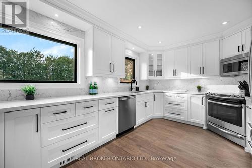 2384 Cummins Lane, Burlington, ON - Indoor Photo Showing Kitchen With Upgraded Kitchen