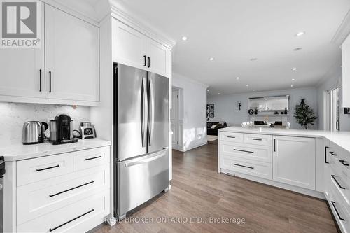 2384 Cummins Lane, Burlington, ON - Indoor Photo Showing Kitchen With Upgraded Kitchen