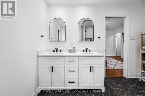 2384 Cummins Lane, Burlington, ON - Indoor Photo Showing Bathroom