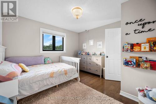 2384 Cummins Lane, Burlington, ON - Indoor Photo Showing Bedroom