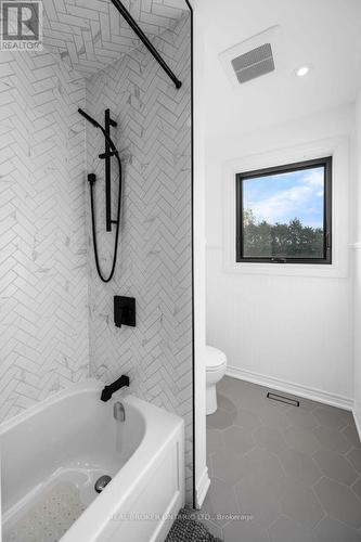 2384 Cummins Lane, Burlington, ON - Indoor Photo Showing Bathroom