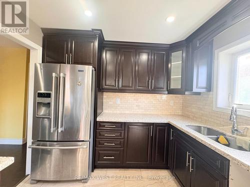 19 Golding Avenue, Brampton, ON - Indoor Photo Showing Kitchen With Double Sink With Upgraded Kitchen