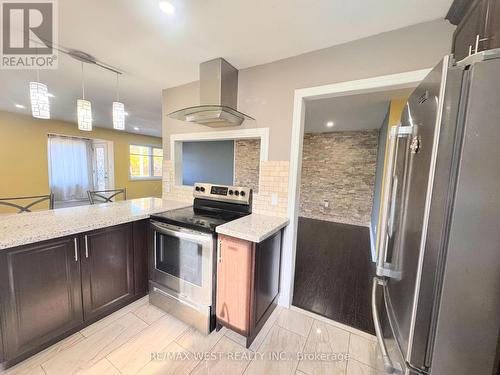 19 Golding Avenue, Brampton, ON - Indoor Photo Showing Kitchen With Upgraded Kitchen