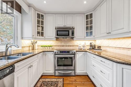 1601 Wintergrove Gardens, Mississauga, ON - Indoor Photo Showing Kitchen With Double Sink With Upgraded Kitchen