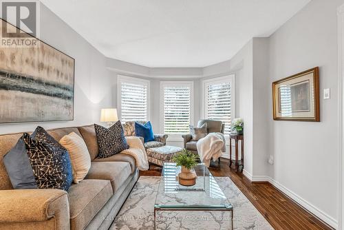 1601 Wintergrove Gardens, Mississauga, ON - Indoor Photo Showing Living Room